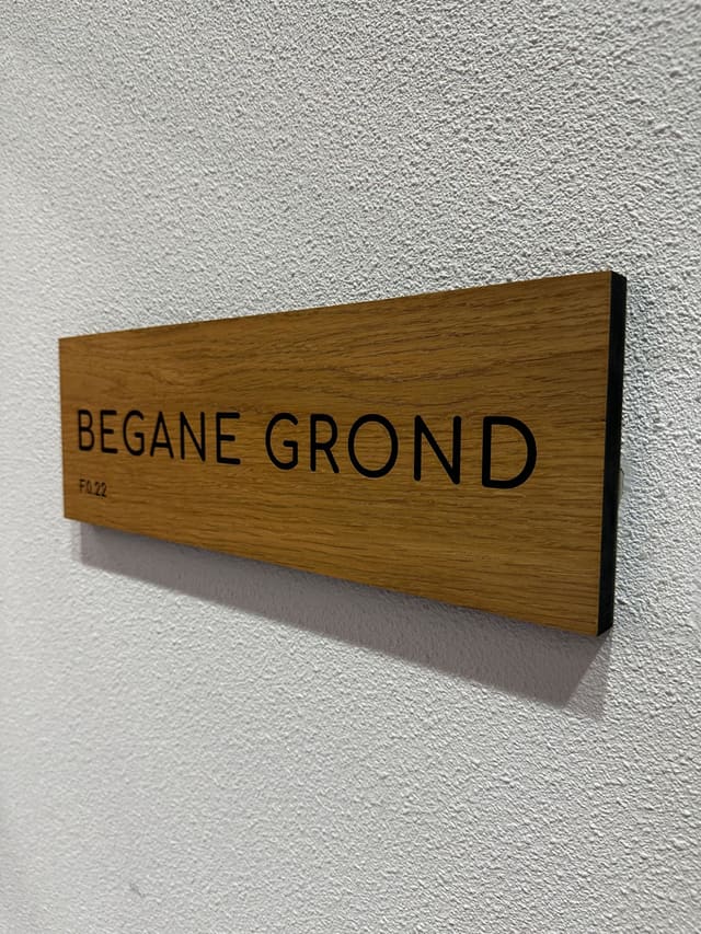 Houten bord met de tekst begane grond