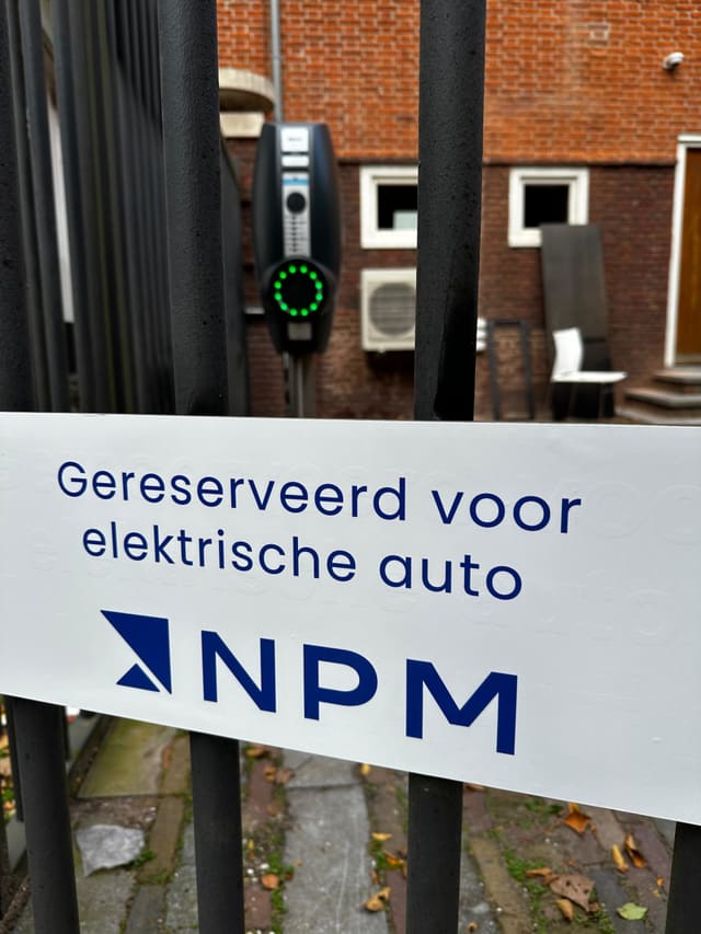 Bord bij een laadpaal: gereserveerd voor elektrische auto
