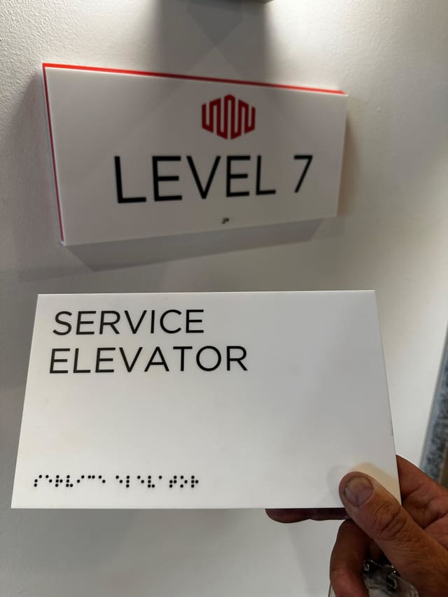 Verdiepingsbord en liftbord met braille