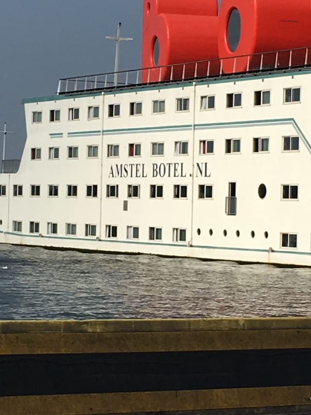 Wit hotelschip met de naam in zwarte letters op de zijkant, tussen de rijen ramen