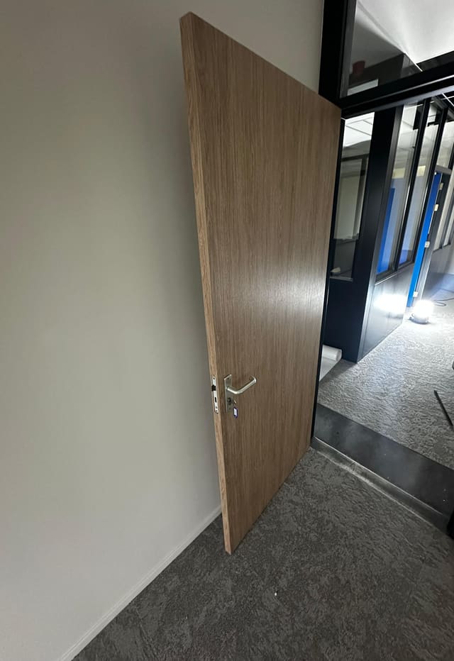 Dezelfde deur in houtlook na het wrappen