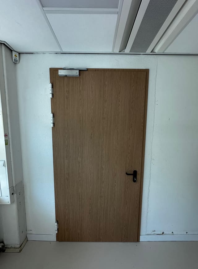 Dezelfde deur in houtlook na het wrappen