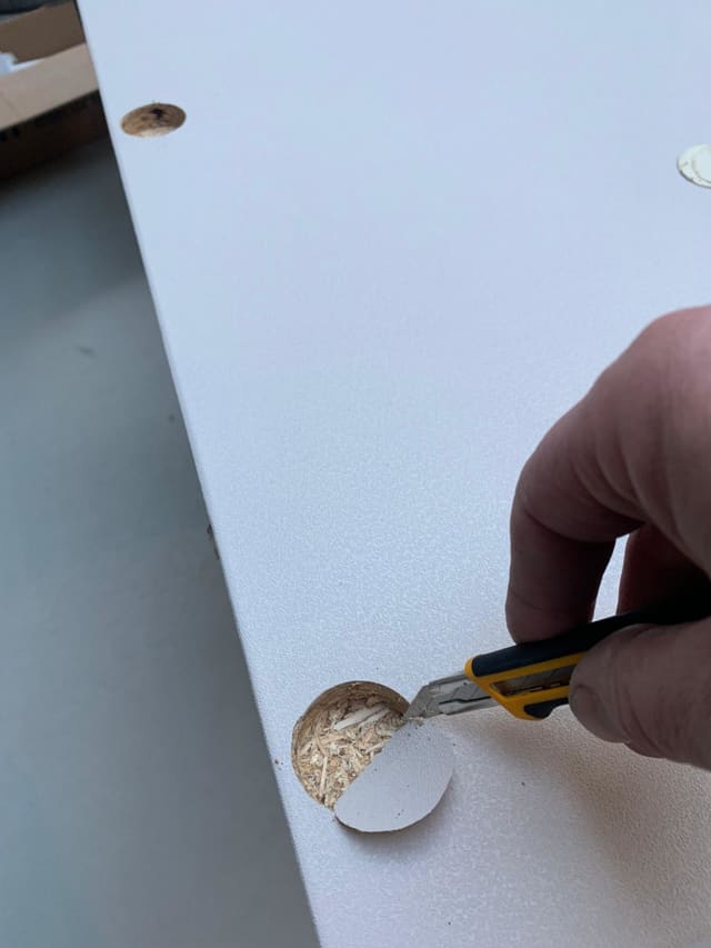 Met een mes wordt een ronde opening in de folie gesneden