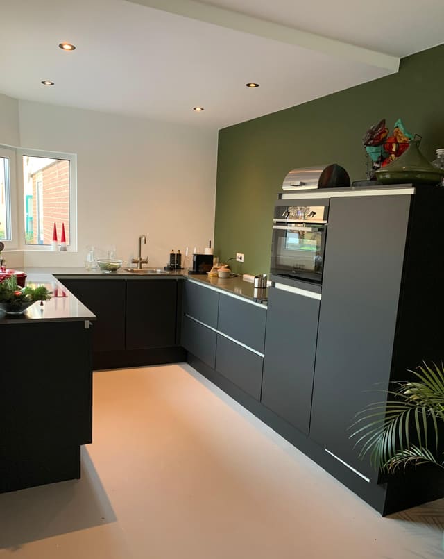Dezelfde keuken in mat antraciet na het wrappen