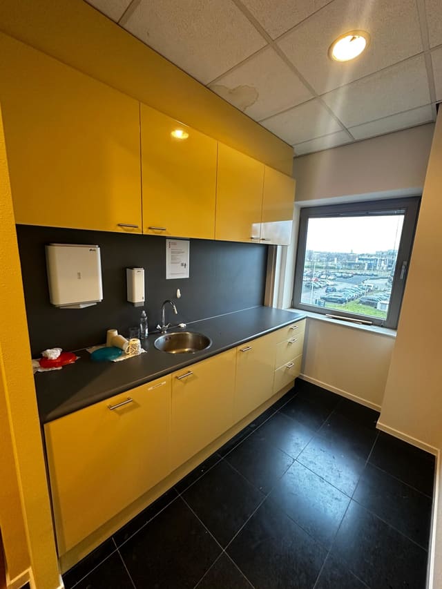 Pantry op kantoor met gele kastfronten