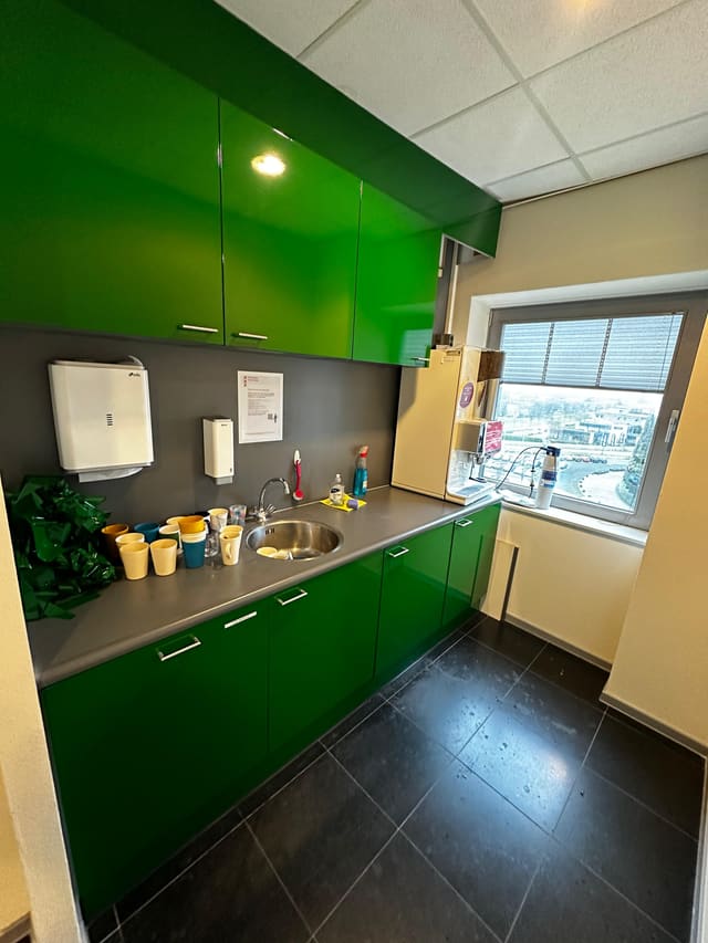 Kantoorpantry met groene hoogglanskastjes