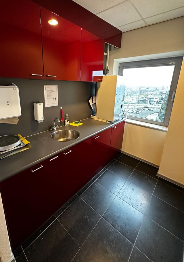 Dezelfde pantry met donkerrode kastjes na het wrappen