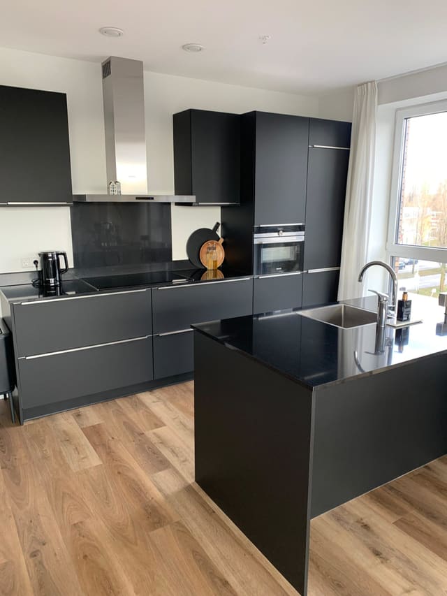 Keuken met kookeiland in mat zwarte folie