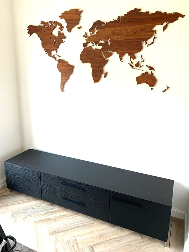 Hetzelfde dressoir in zwart na het wrappen