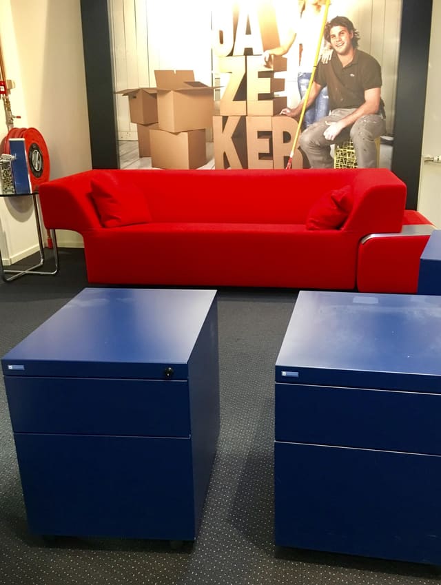 Dezelfde ladeblokken in donkerblauw na het wrappen