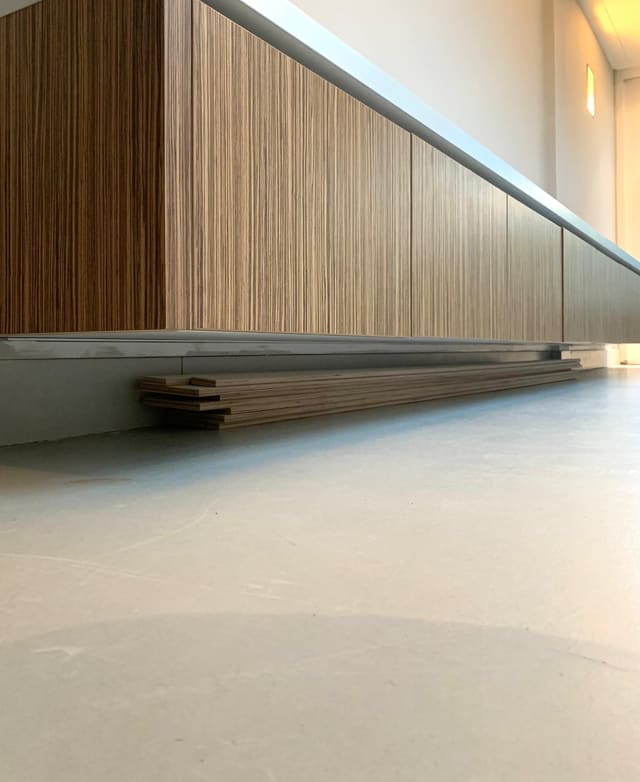 Dezelfde zwevende kast in houtlook na het wrappen