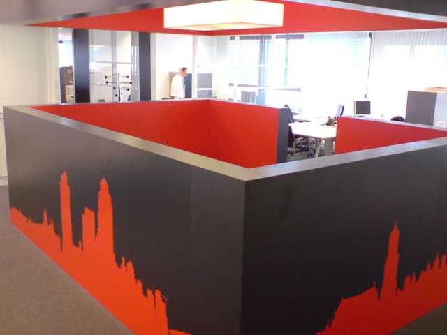 Kantoorwand in zwart met een rode skyline van folie