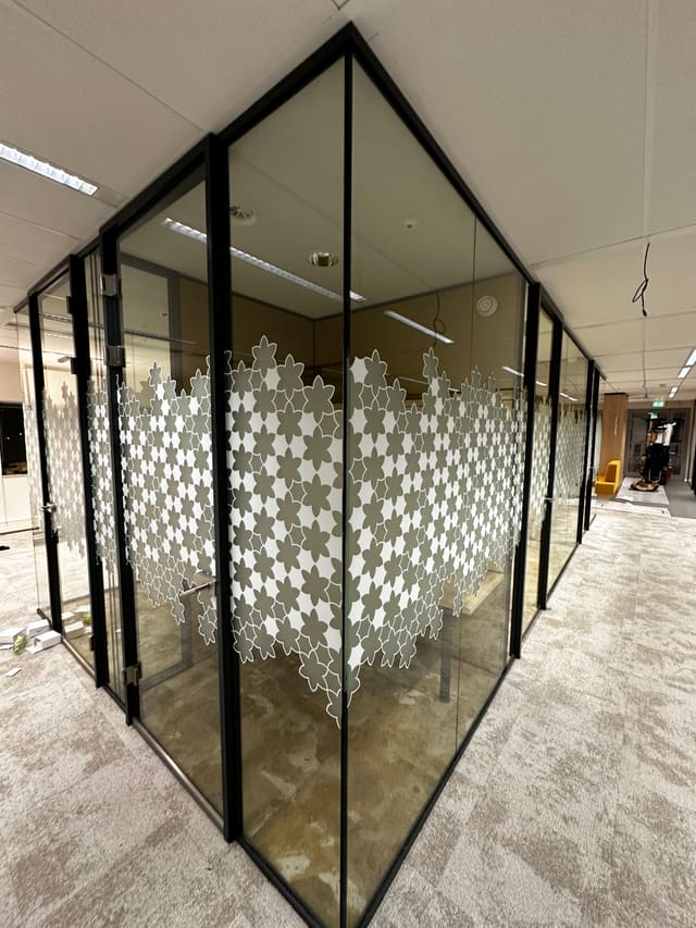 Glazen hoekkamer met een band decoratieve folie in een sterrenpatroon