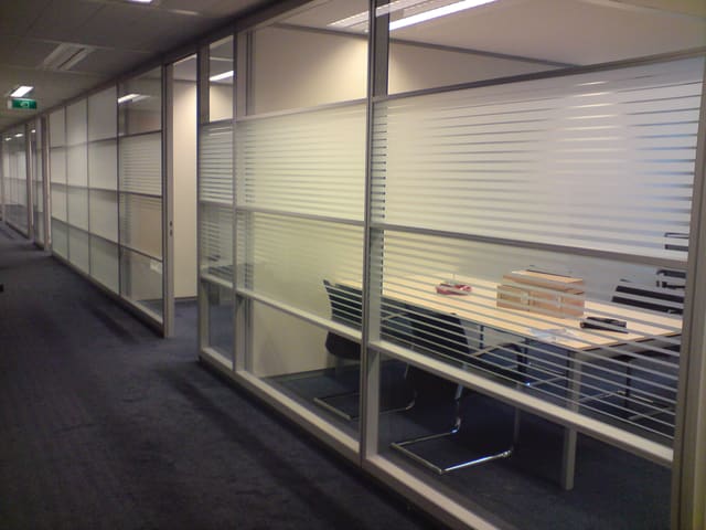 Vergaderruimte met horizontale stroken matglasfolie