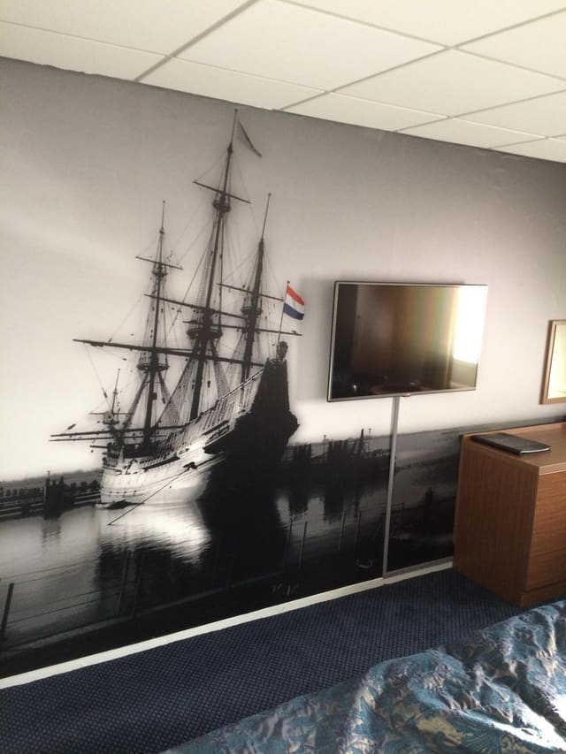 Zwart-witfoto van een driemaster in de haven over de hele wand