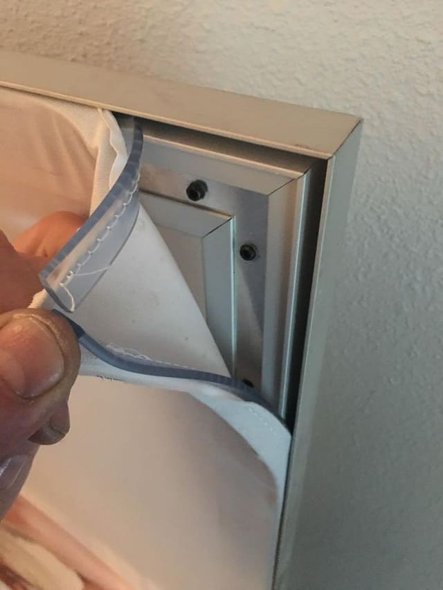Detail van een aluminium frame waarin het doek wordt gespannen