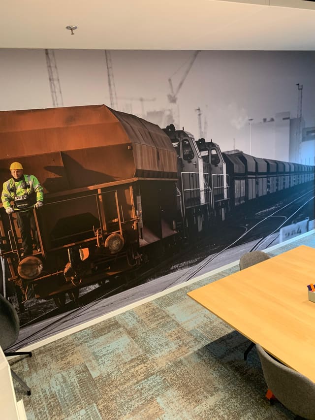 Vergaderruimte met een wandvullende foto van een goederentrein
