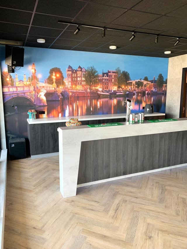 Smartframe met grachtenfoto achter een bar