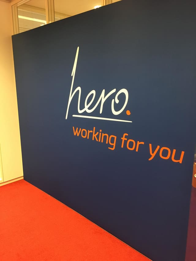 Donkerblauw smartframe met een wit logo en een oranje slogan