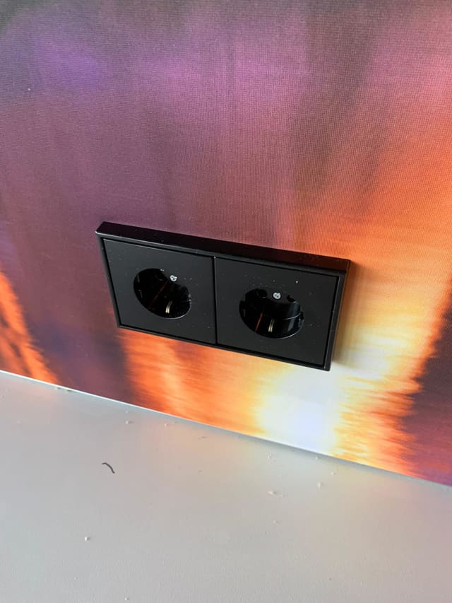 Stopcontact netjes uitgespaard in het doek van een smartframe