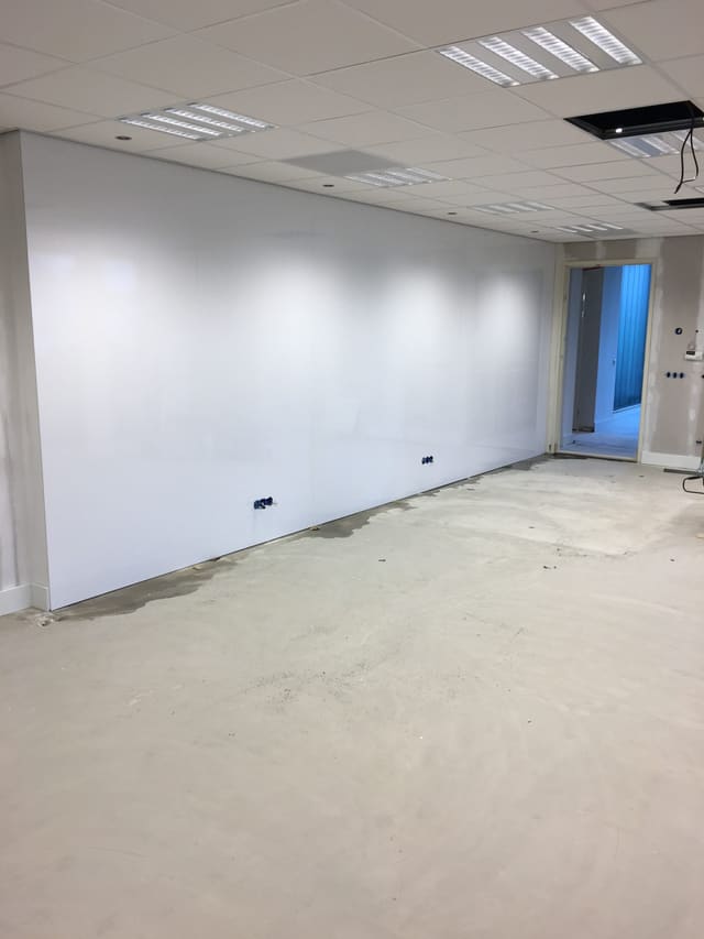 Lege kantoorruimte met een wand vol whiteboardfolie