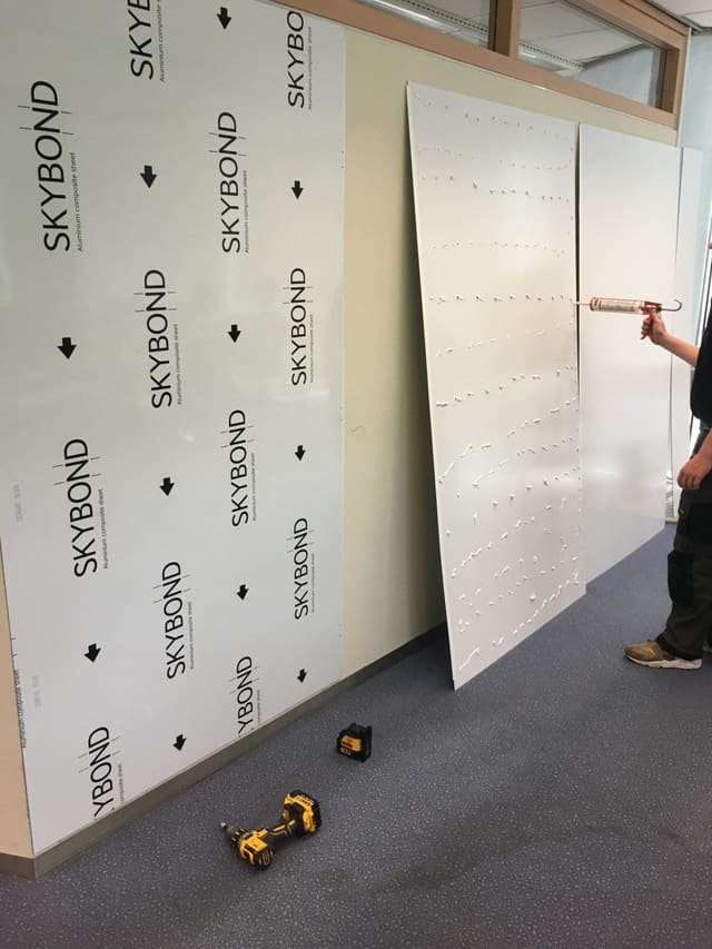 Montage van whiteboardplaten op een kantoorwand
