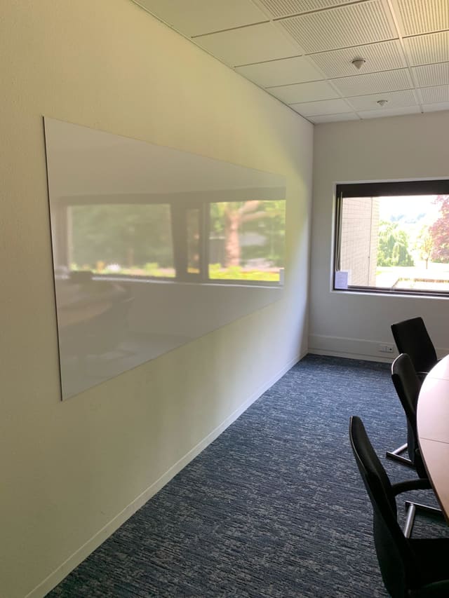 Groot whiteboard op de wand van een vergaderruimte